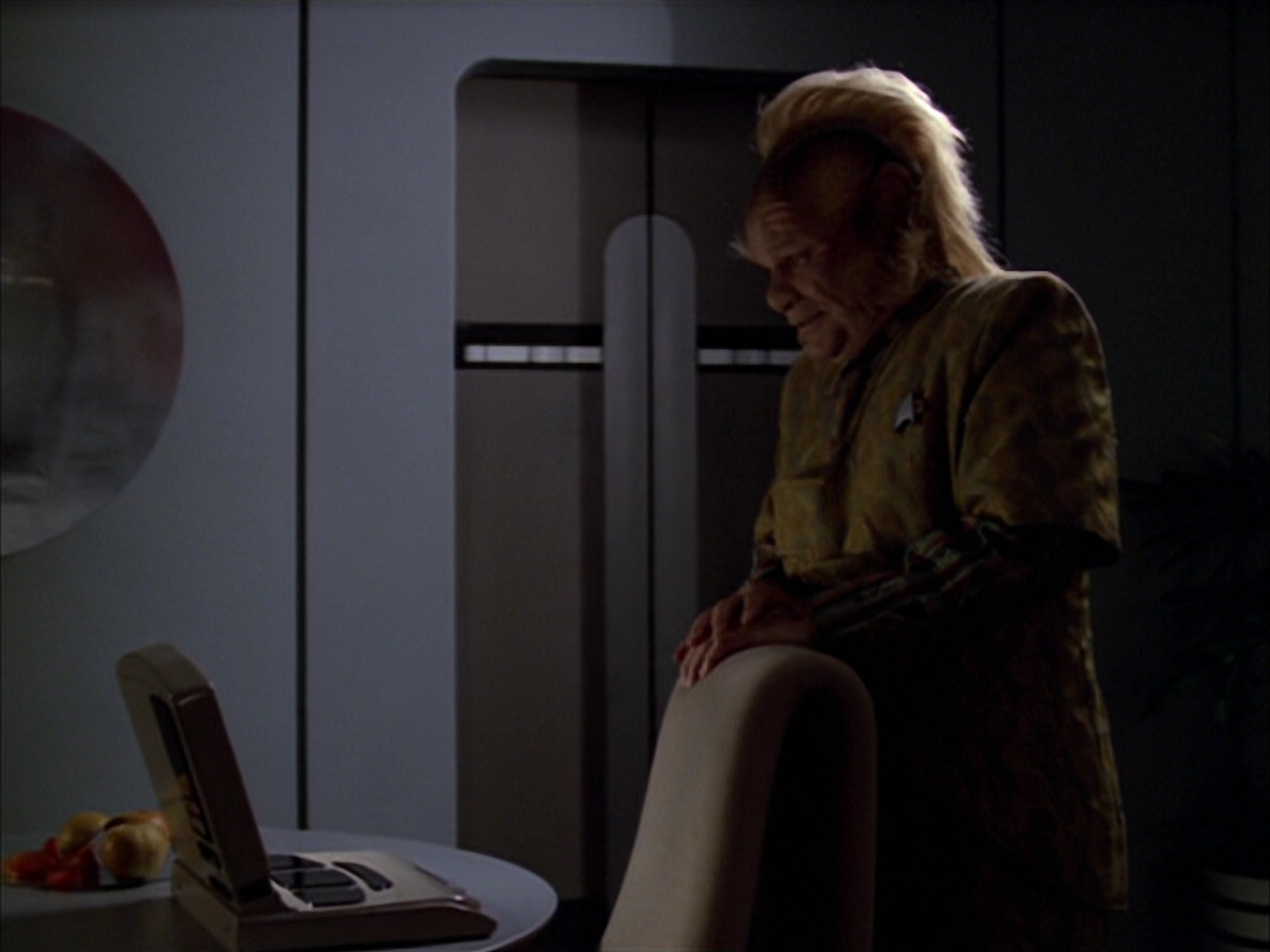 extant_StarTrek_VOY_5x05-OnceUponATime_02145.jpg