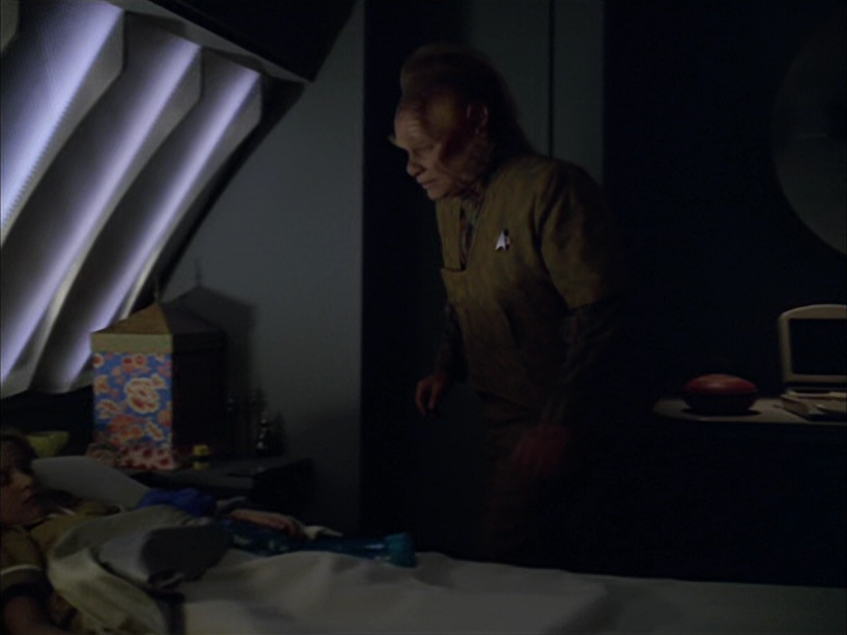 extant_StarTrek_VOY_5x05-OnceUponATime_02268.jpg