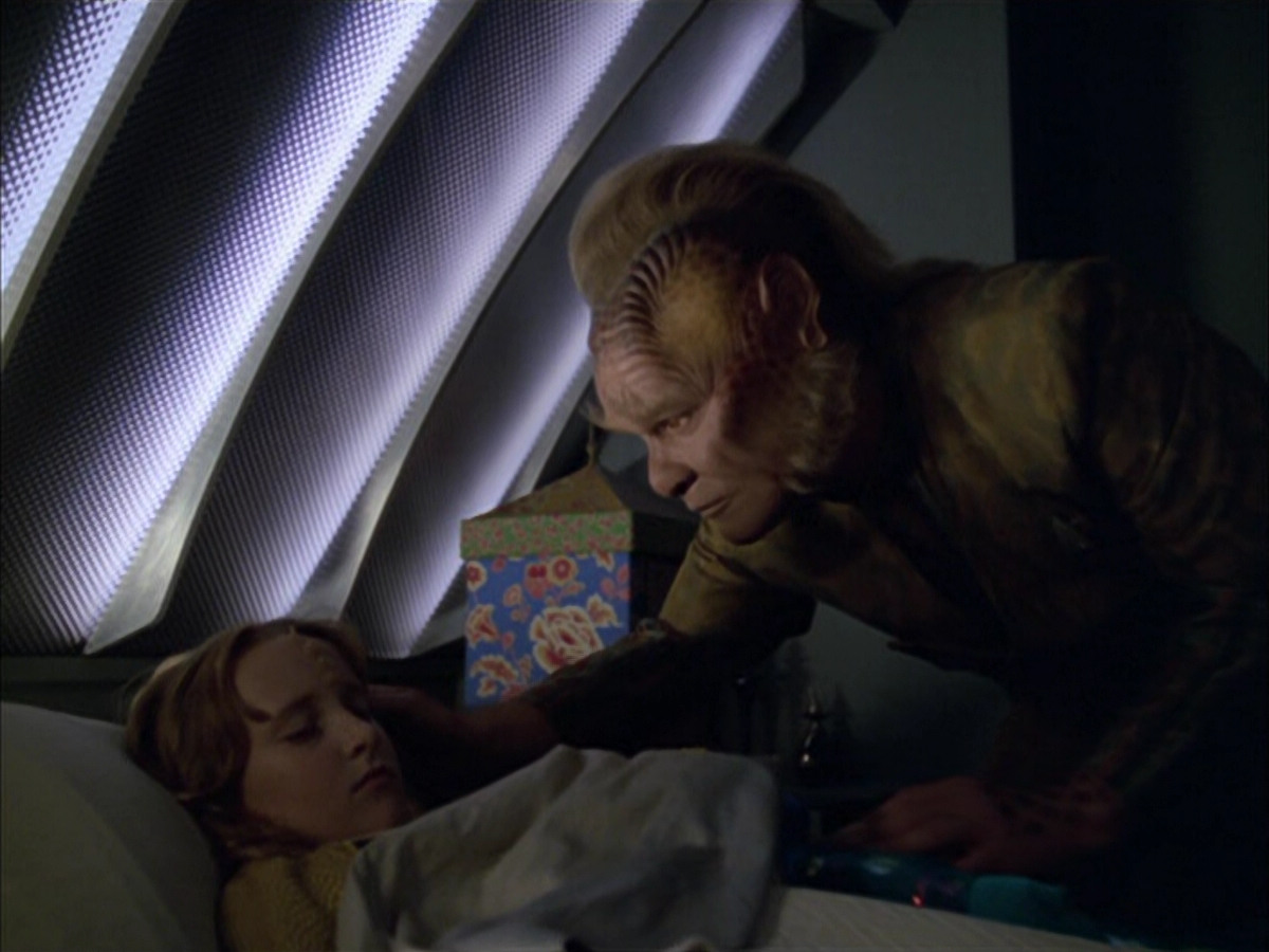 extant_StarTrek_VOY_5x05-OnceUponATime_02276.jpg