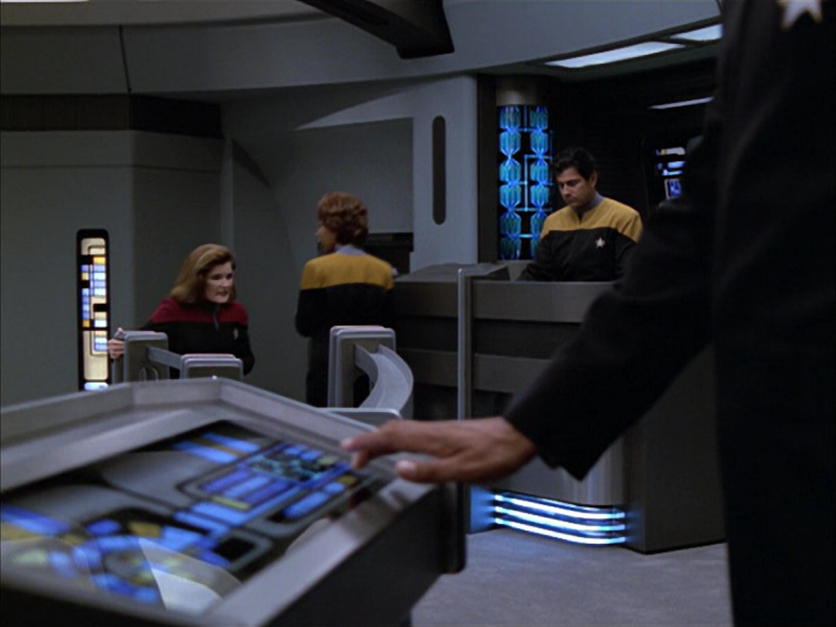 extant_StarTrek_VOY_5x05-OnceUponATime_02394.jpg
