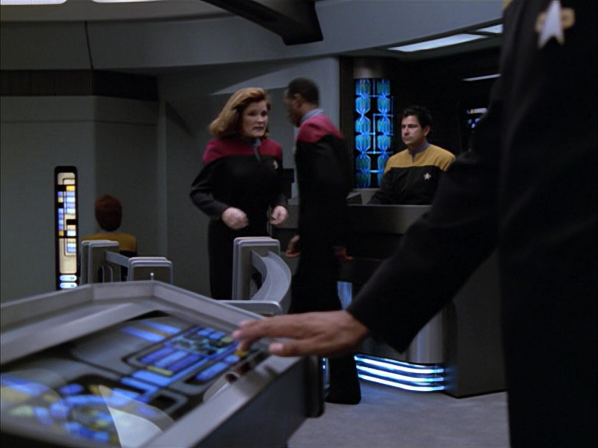extant_StarTrek_VOY_5x05-OnceUponATime_02396.jpg
