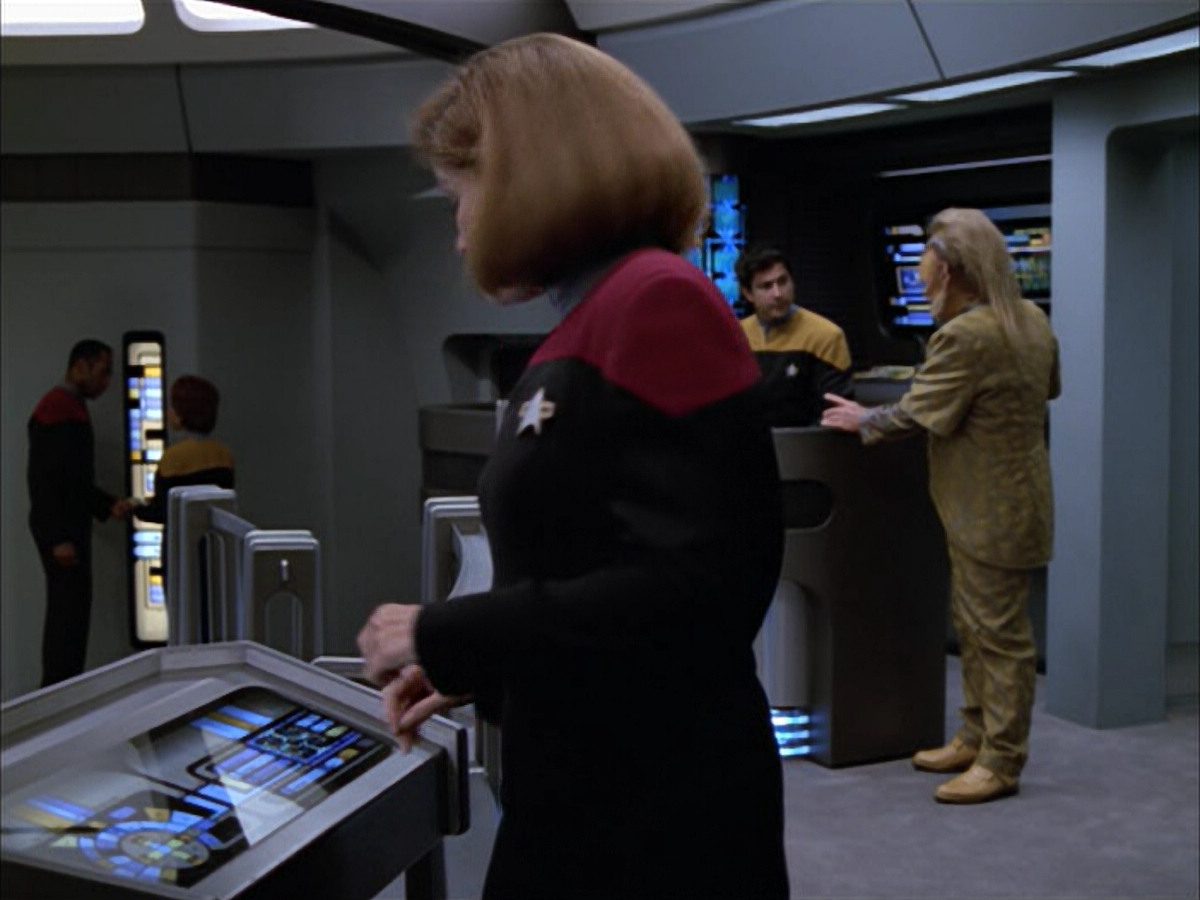 extant_StarTrek_VOY_5x05-OnceUponATime_02402.jpg
