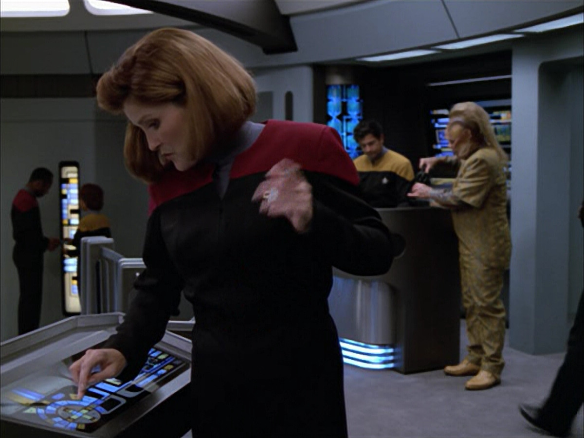 extant_StarTrek_VOY_5x05-OnceUponATime_02404.jpg