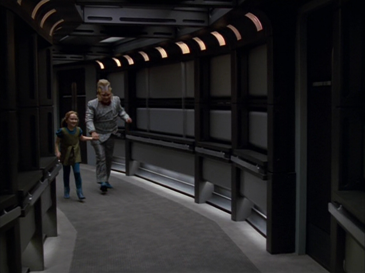 extant_StarTrek_VOY_5x05-OnceUponATime_03655.jpg