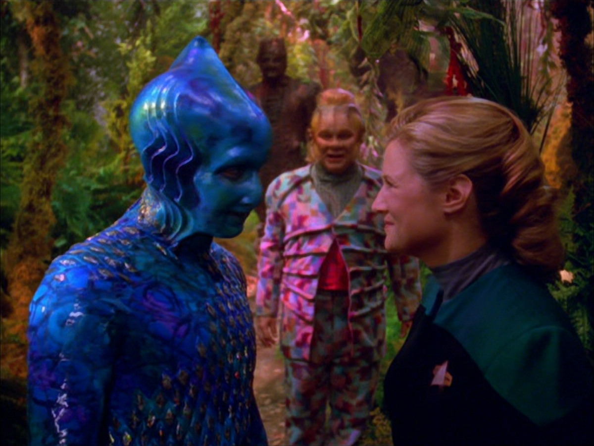 extant_StarTrek_VOY_5x05-OnceUponATime_03728.jpg