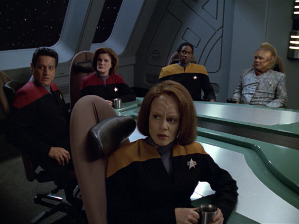 extant_StarTrek_VOY_5x07-InfiniteRegress_00330.jpg