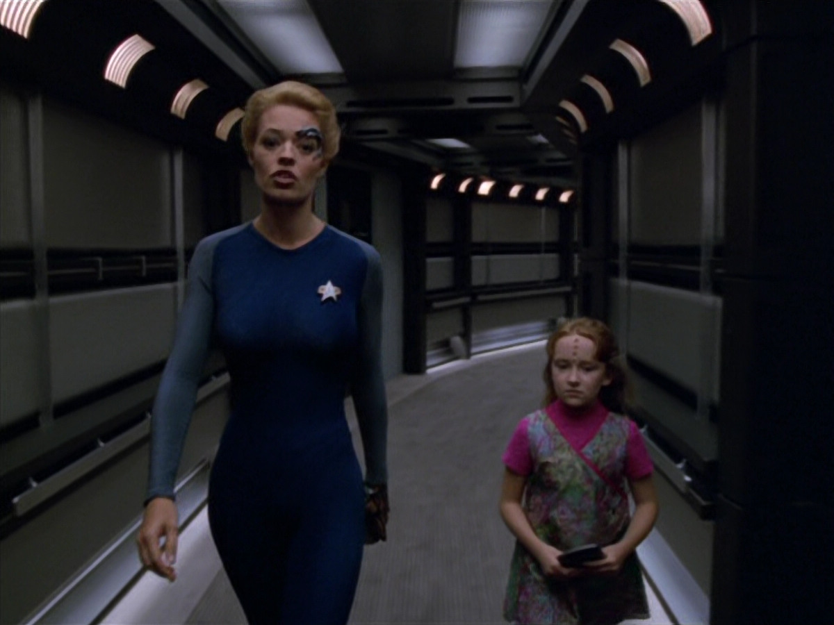 extant_StarTrek_VOY_5x07-InfiniteRegress_00545.jpg