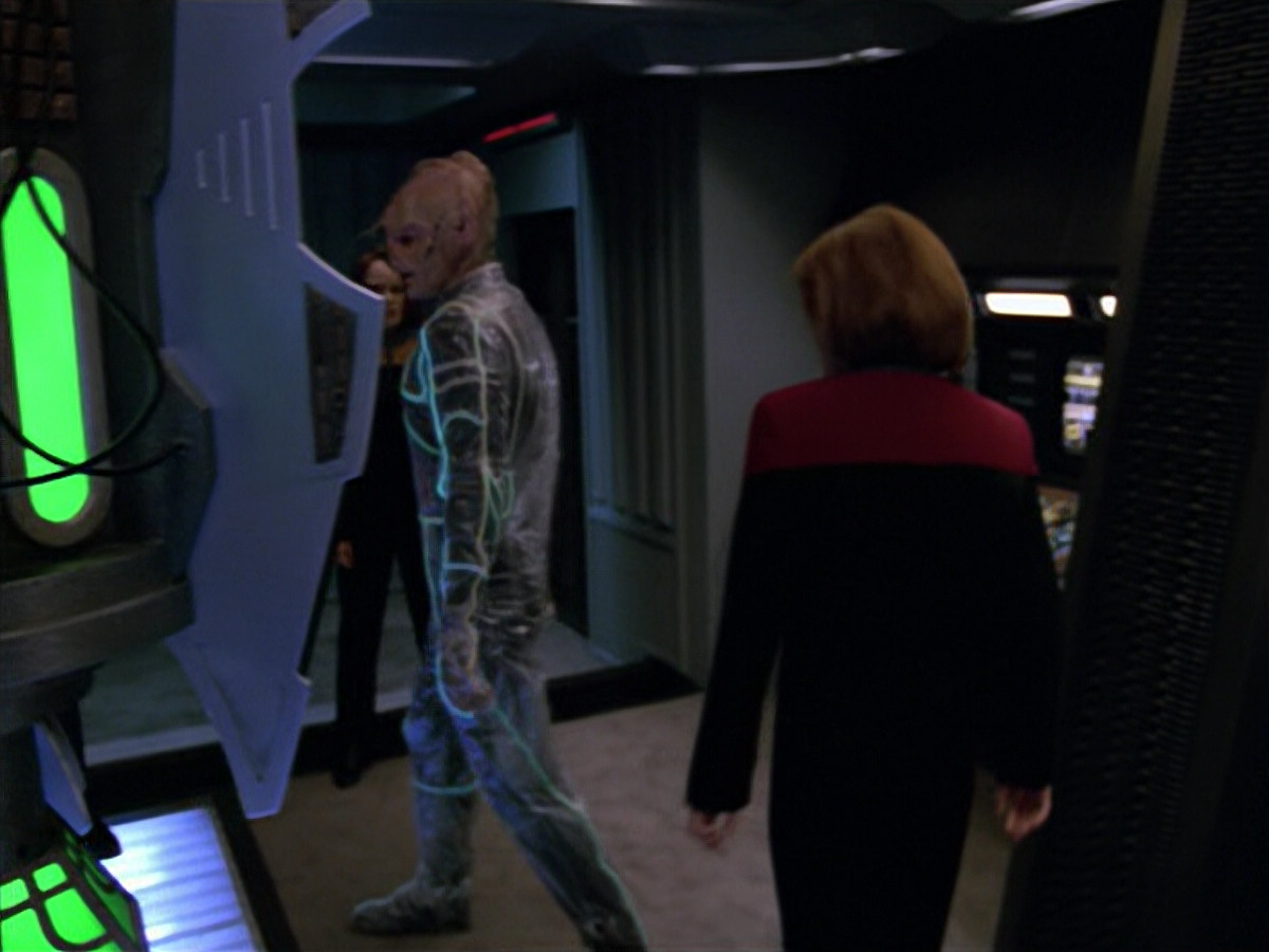 extant_StarTrek_VOY_5x07-InfiniteRegress_02754.jpg