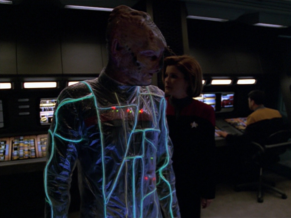 extant_StarTrek_VOY_5x07-InfiniteRegress_02763.jpg