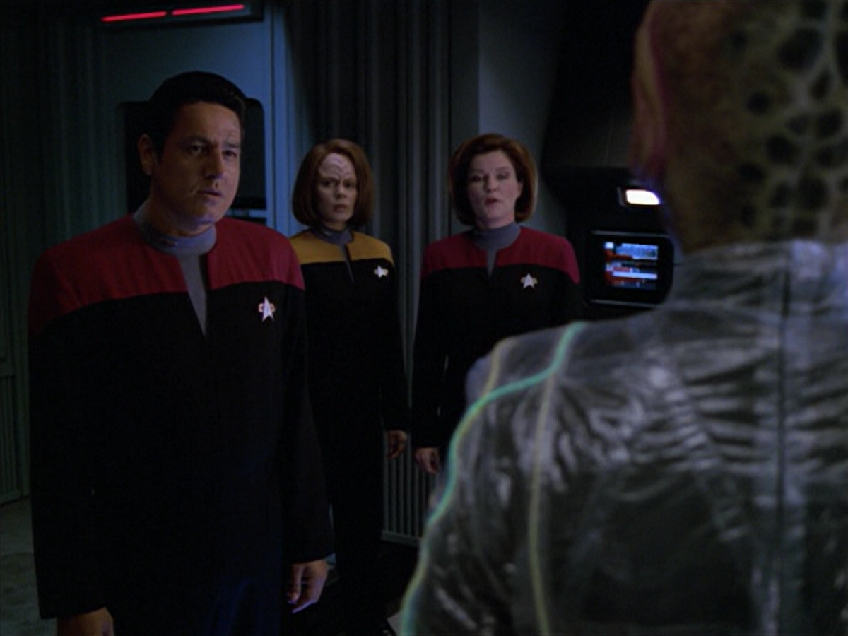 extant_StarTrek_VOY_5x07-InfiniteRegress_02801.jpg