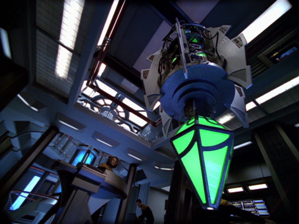 extant_StarTrek_VOY_5x07-InfiniteRegress_03561.jpg