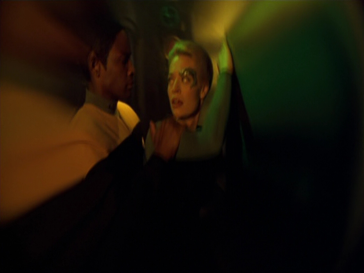 extant_StarTrek_VOY_5x07-InfiniteRegress_03613.jpg
