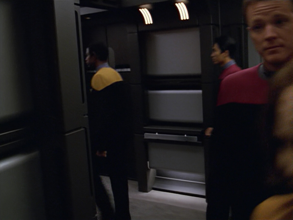 extant_StarTrek_VOY_5x08-NothingHuman_00166.jpg