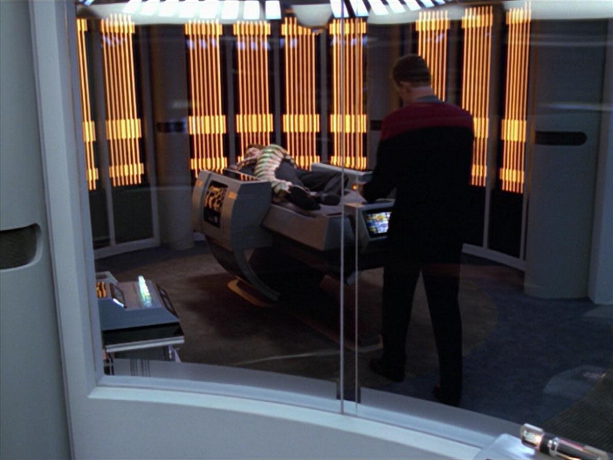extant_StarTrek_VOY_5x08-NothingHuman_00728.jpg