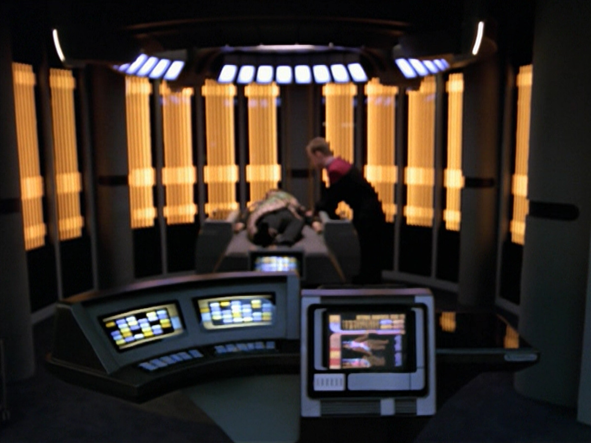 extant_StarTrek_VOY_5x08-NothingHuman_00952.jpg