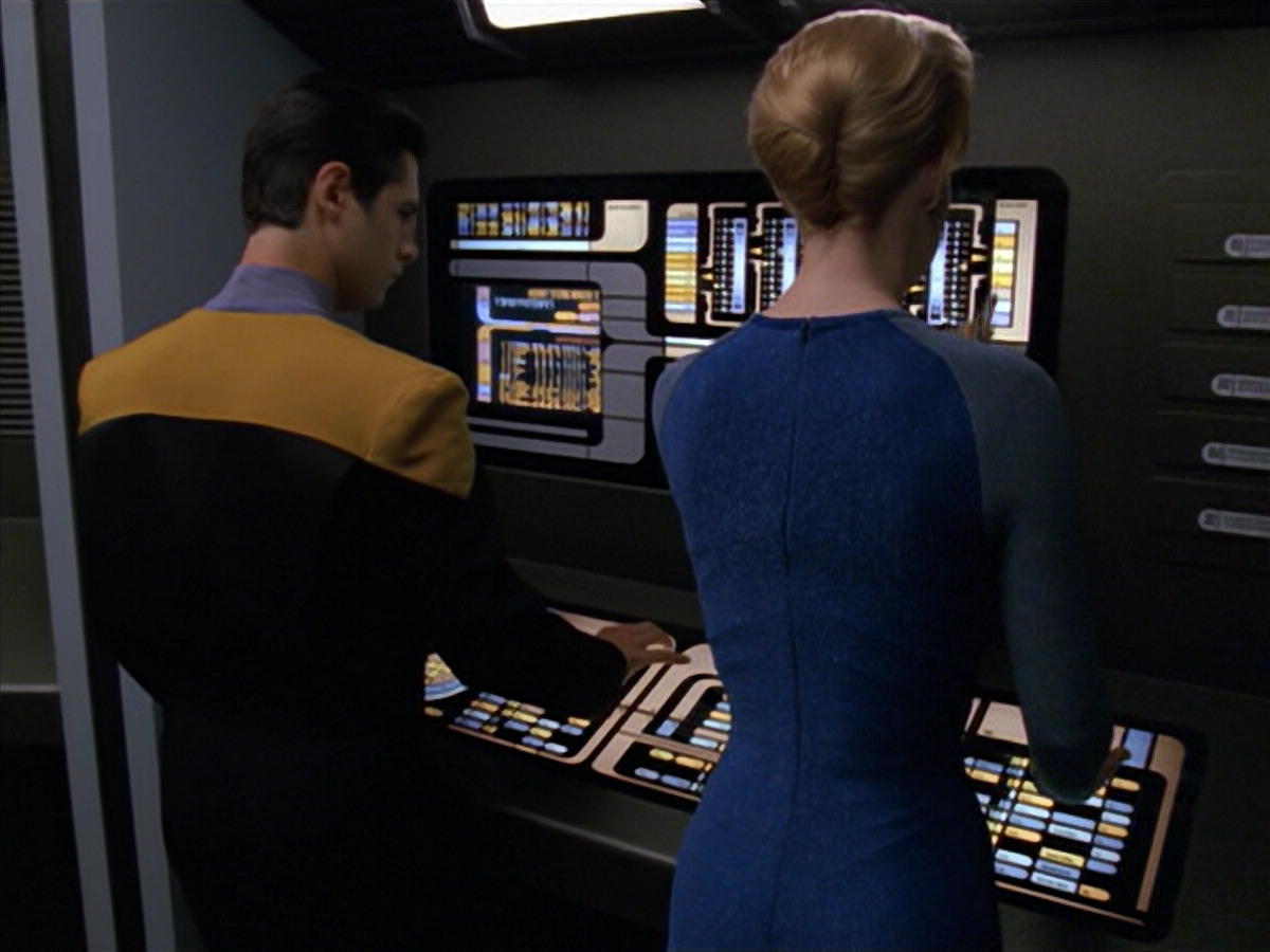 extant_StarTrek_VOY_5x08-NothingHuman_01134.jpg