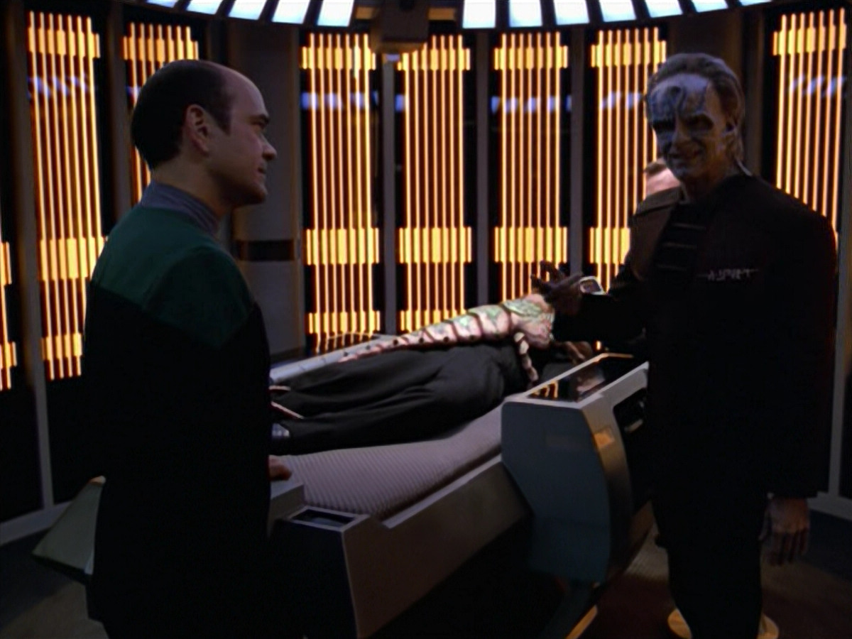 extant_StarTrek_VOY_5x08-NothingHuman_01285.jpg