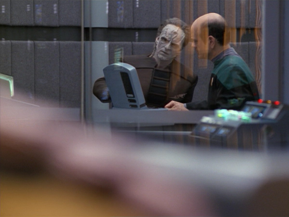 extant_StarTrek_VOY_5x08-NothingHuman_01383.jpg