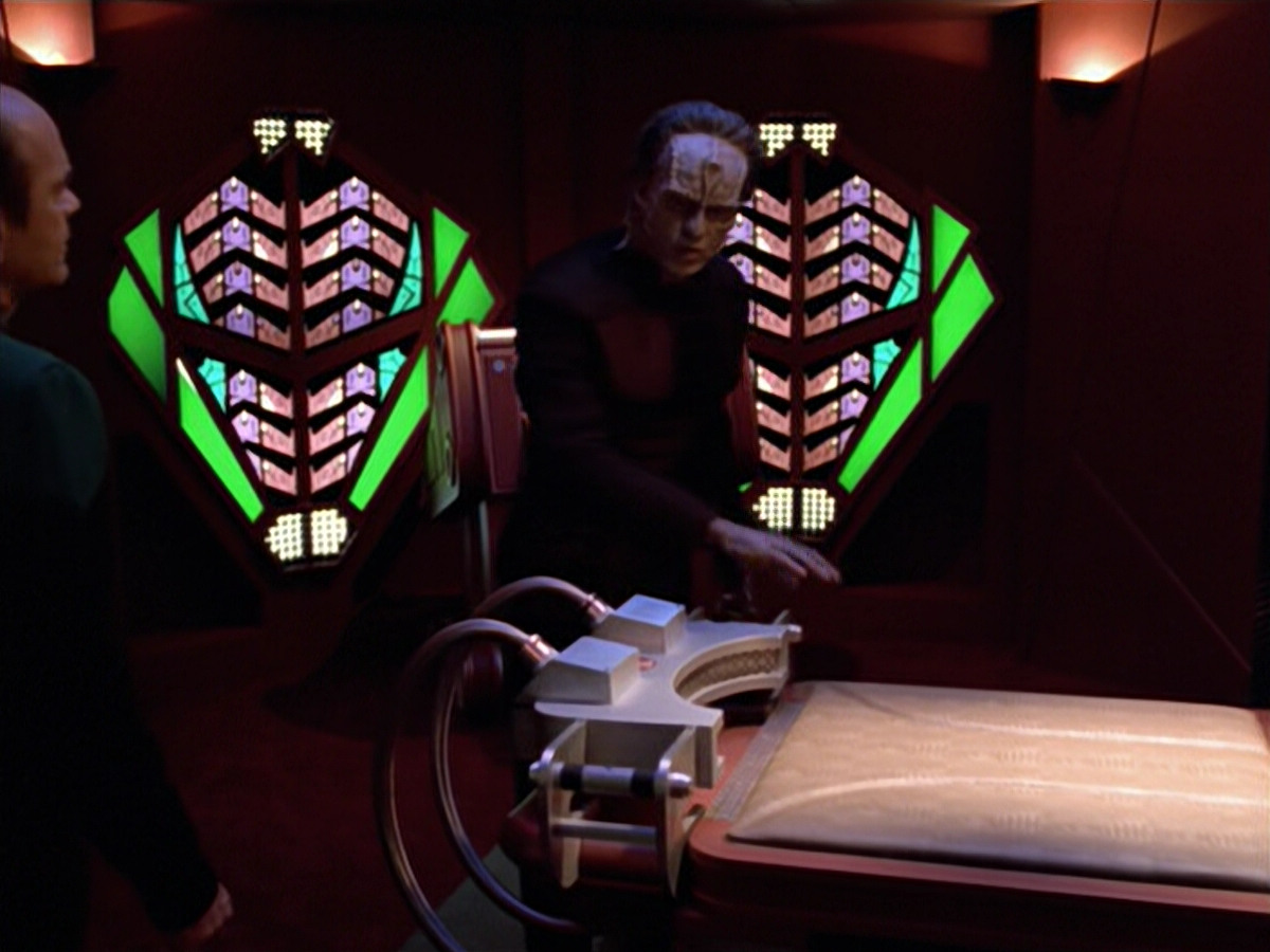 extant_StarTrek_VOY_5x08-NothingHuman_01498.jpg
