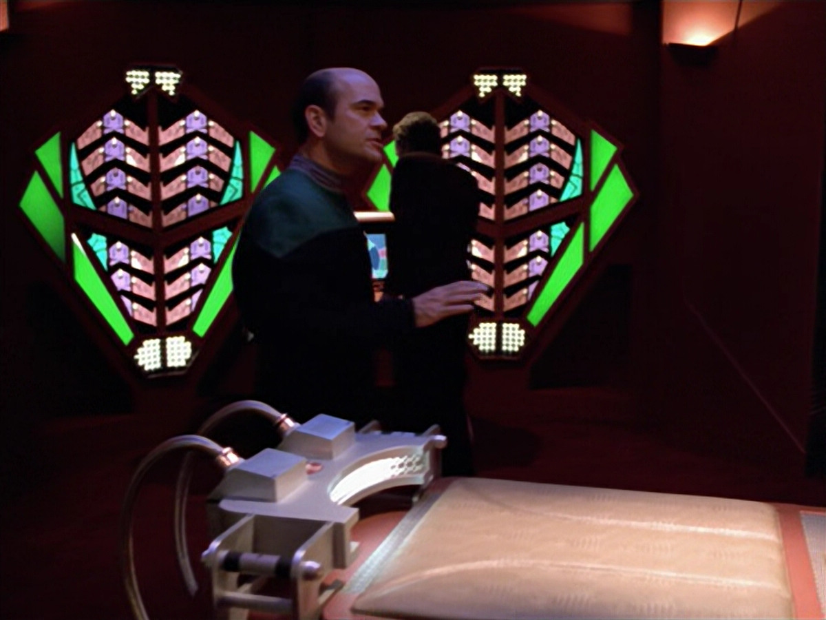 extant_StarTrek_VOY_5x08-NothingHuman_01503.jpg