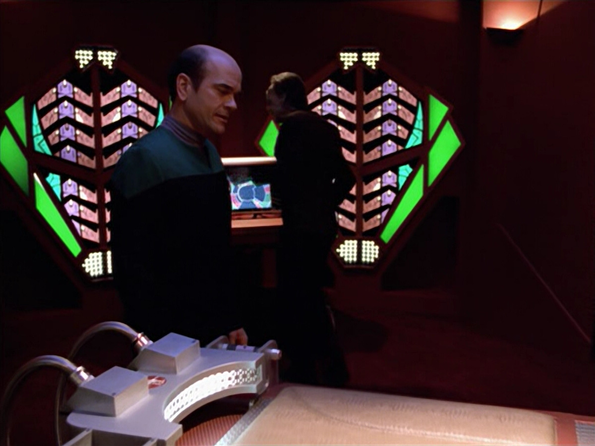 extant_StarTrek_VOY_5x08-NothingHuman_01505.jpg