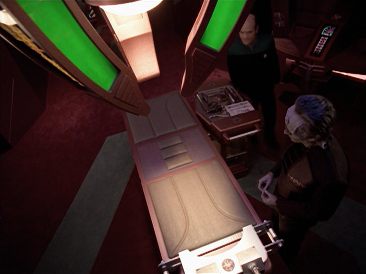 extant_StarTrek_VOY_5x08-NothingHuman_01585.jpg
