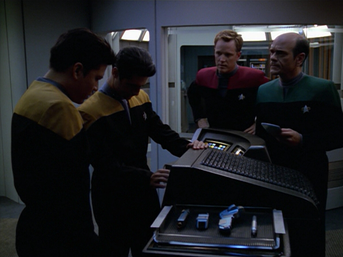 extant_StarTrek_VOY_5x08-NothingHuman_01999.jpg