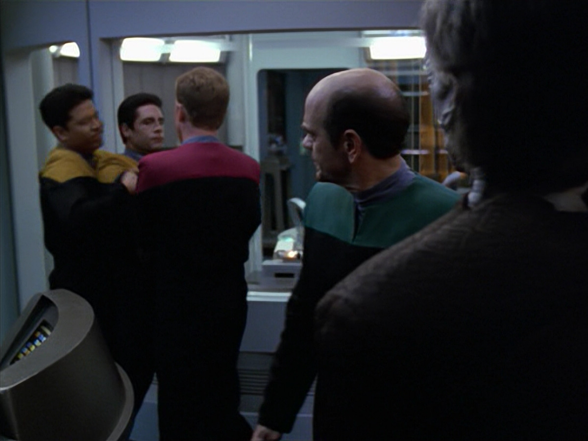 extant_StarTrek_VOY_5x08-NothingHuman_02066.jpg