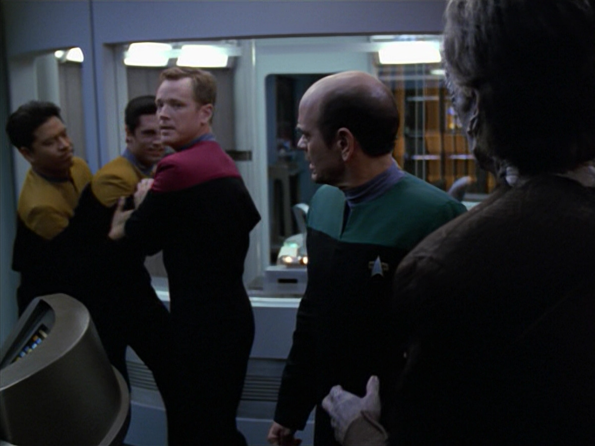 extant_StarTrek_VOY_5x08-NothingHuman_02067.jpg