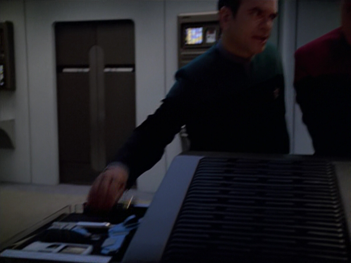 extant_StarTrek_VOY_5x08-NothingHuman_02288.jpg