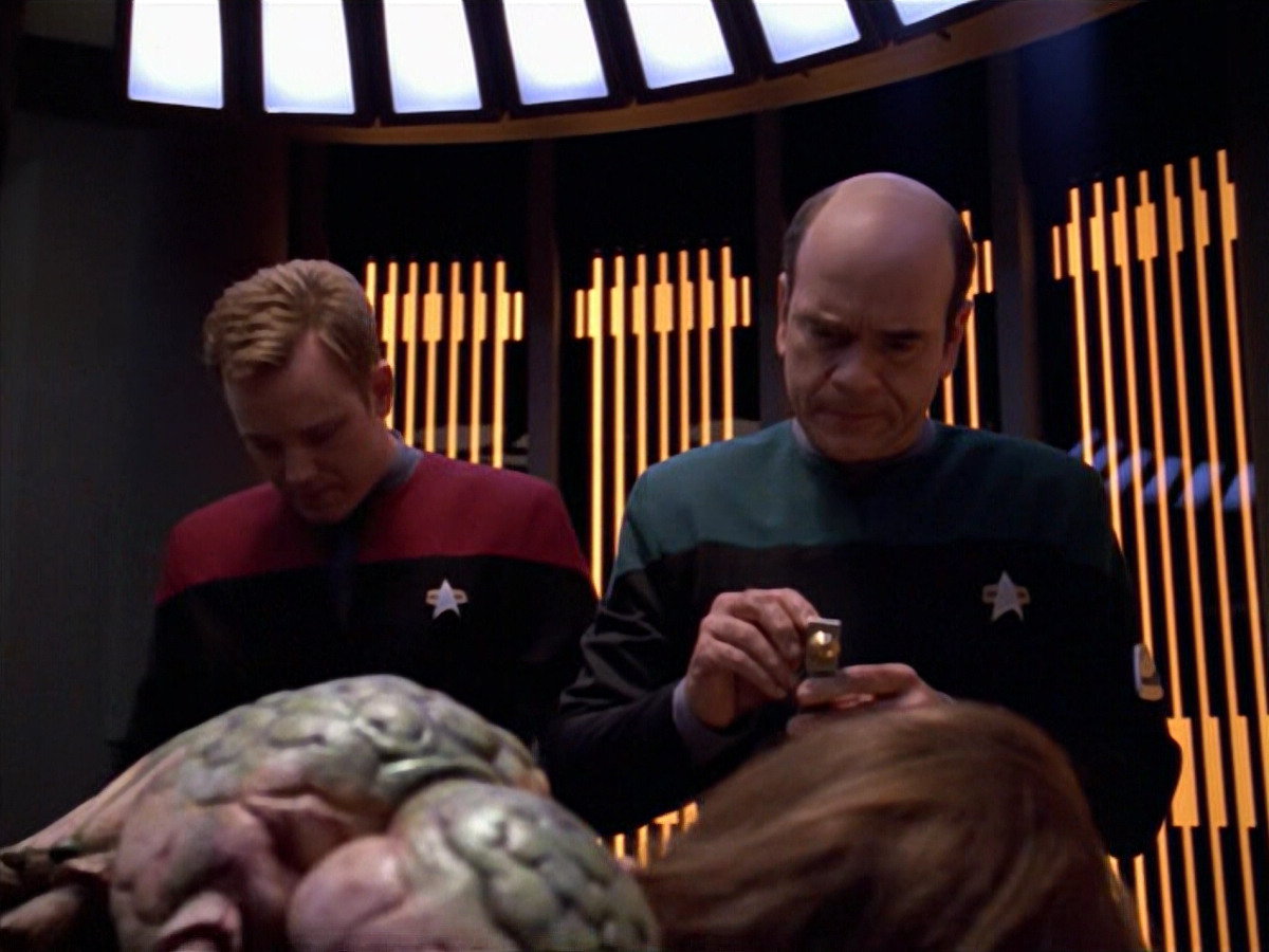 extant_StarTrek_VOY_5x08-NothingHuman_02295.jpg