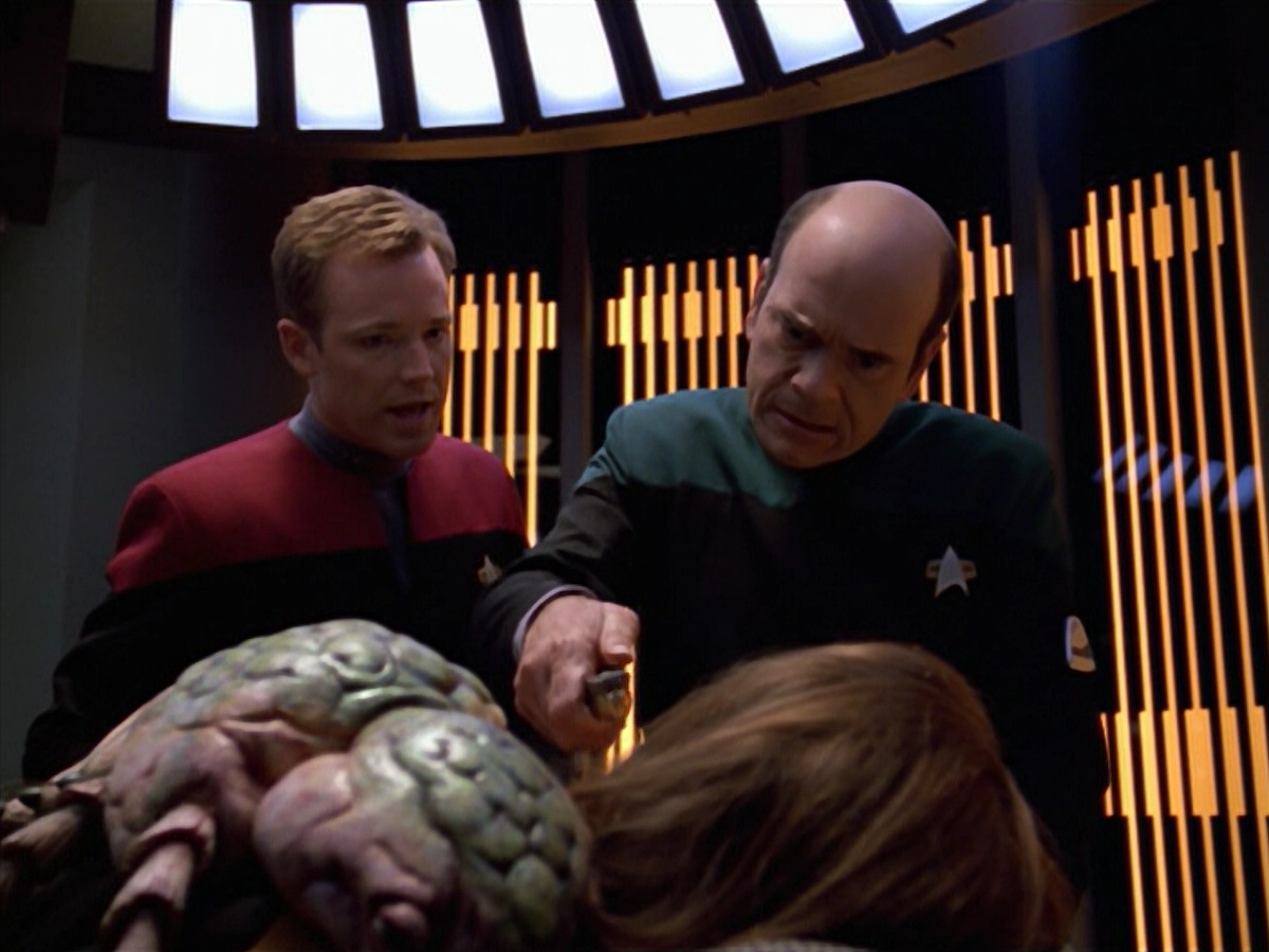 extant_StarTrek_VOY_5x08-NothingHuman_02300.jpg