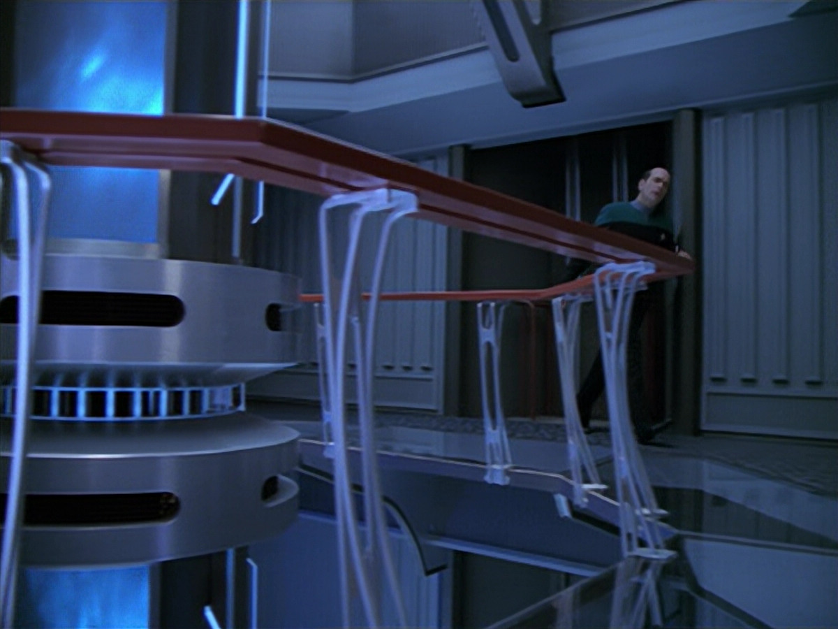 extant_StarTrek_VOY_5x08-NothingHuman_02356.jpg
