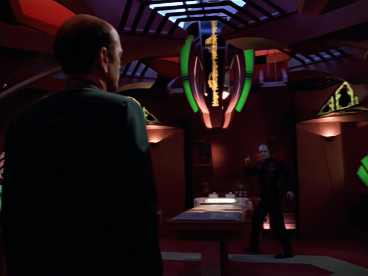 extant_StarTrek_VOY_5x08-NothingHuman_02475.jpg