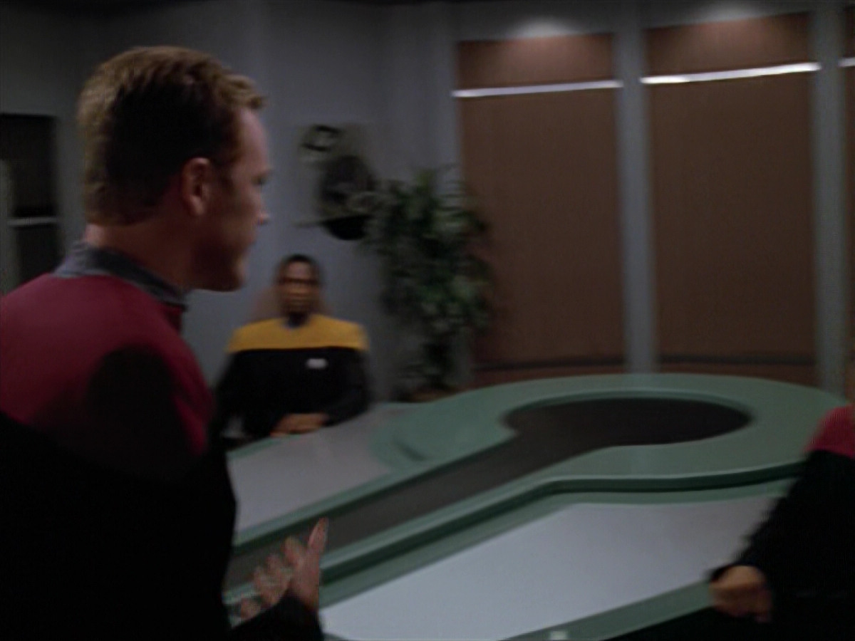 extant_StarTrek_VOY_5x08-NothingHuman_02823.jpg