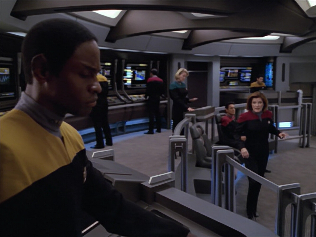 extant_StarTrek_VOY_5x08-NothingHuman_02995.jpg