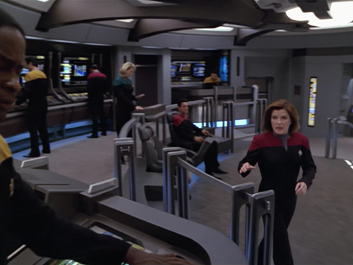 extant_StarTrek_VOY_5x08-NothingHuman_02997.jpg