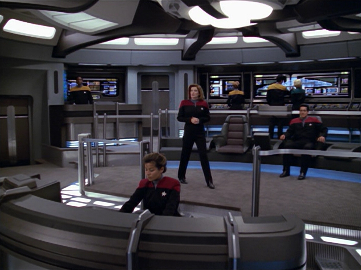 extant_StarTrek_VOY_5x08-NothingHuman_03059.jpg