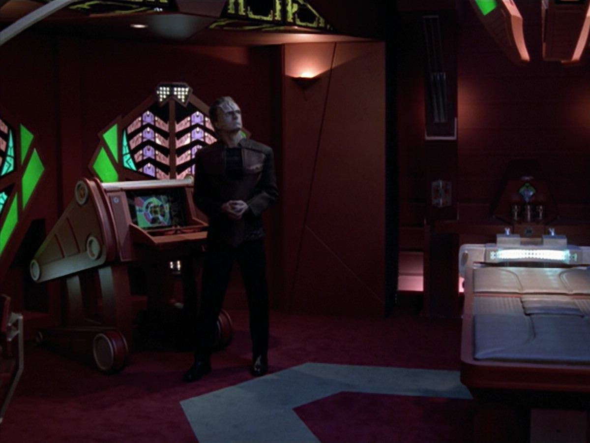 extant_StarTrek_VOY_5x08-NothingHuman_03700.jpg