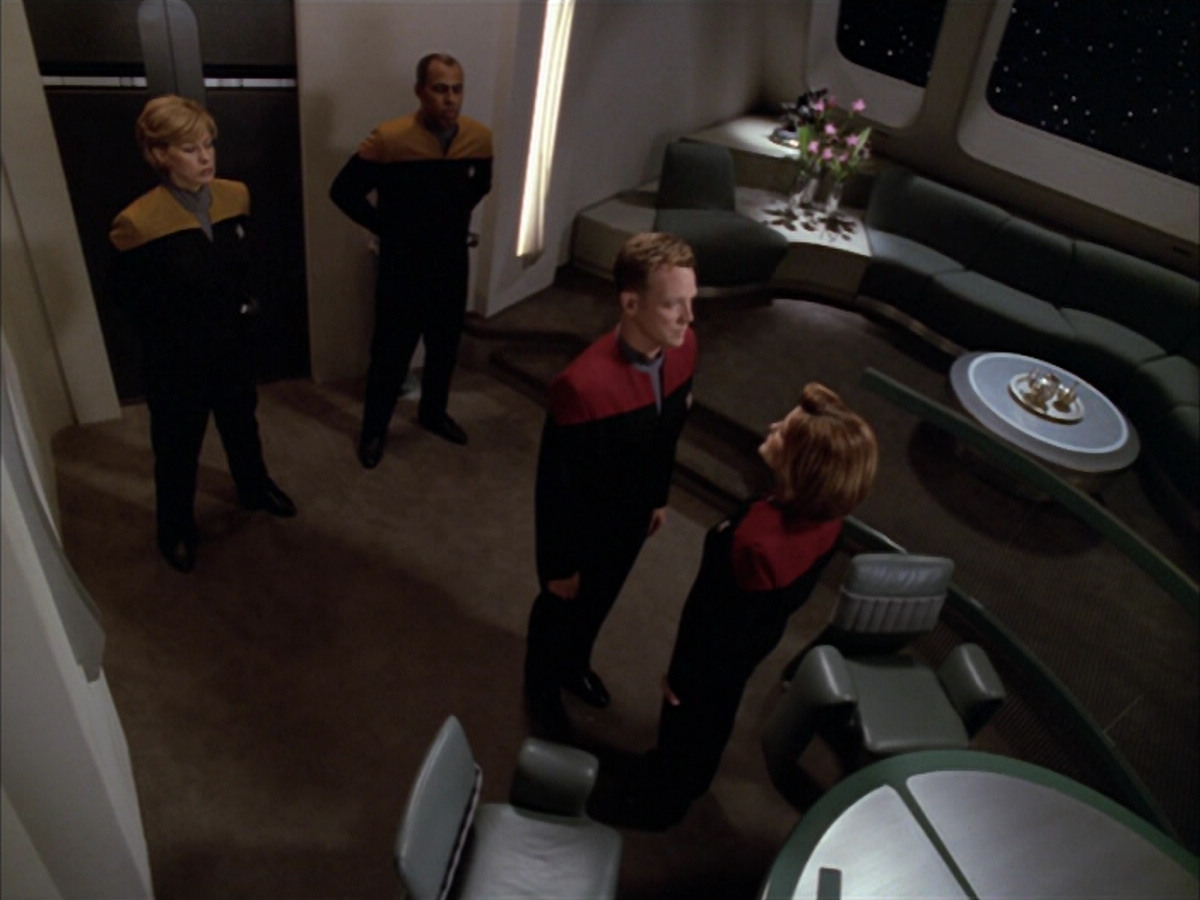 extant_StarTrek_VOY_5x09-ThirtyDays_00014.jpg