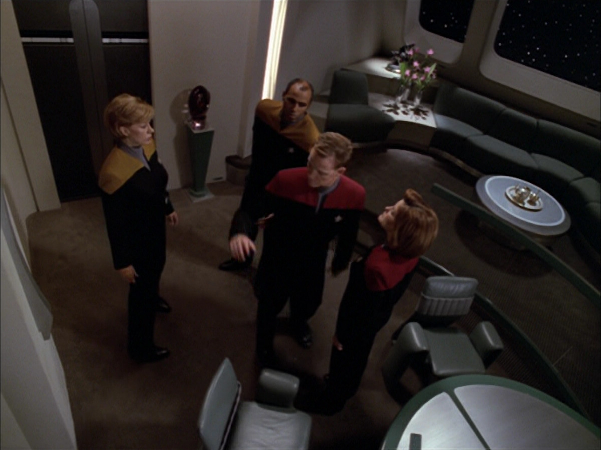 extant_StarTrek_VOY_5x09-ThirtyDays_00027.jpg