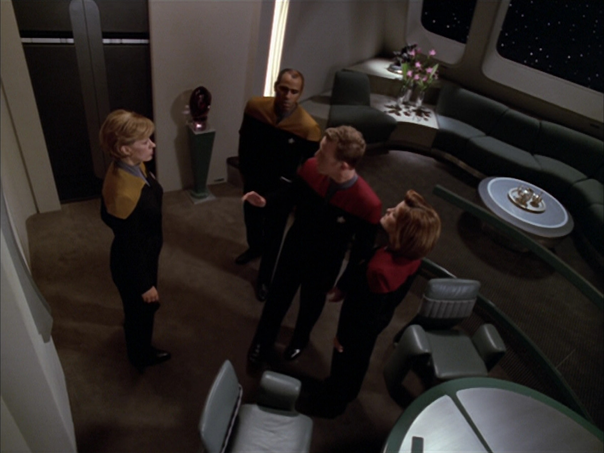 extant_StarTrek_VOY_5x09-ThirtyDays_00028.jpg