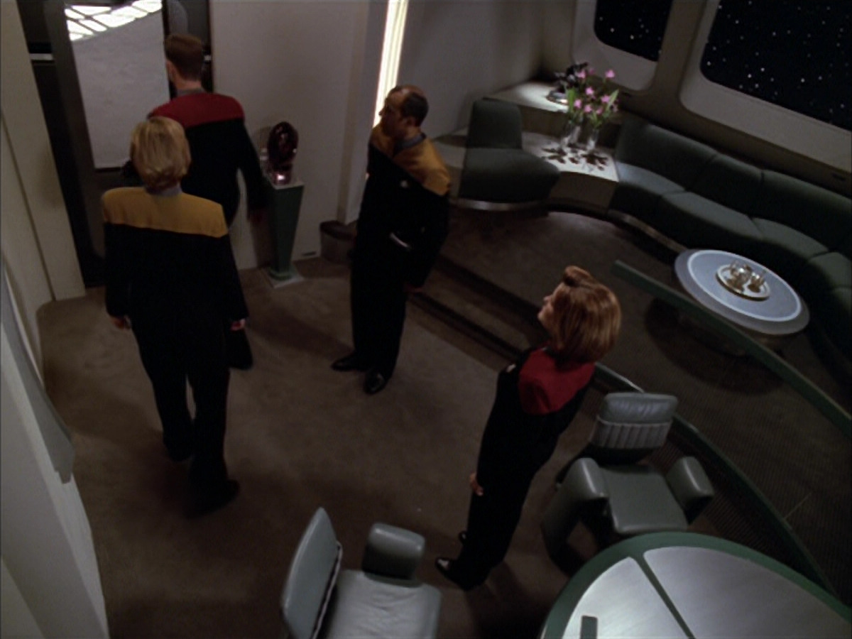 extant_StarTrek_VOY_5x09-ThirtyDays_00031.jpg