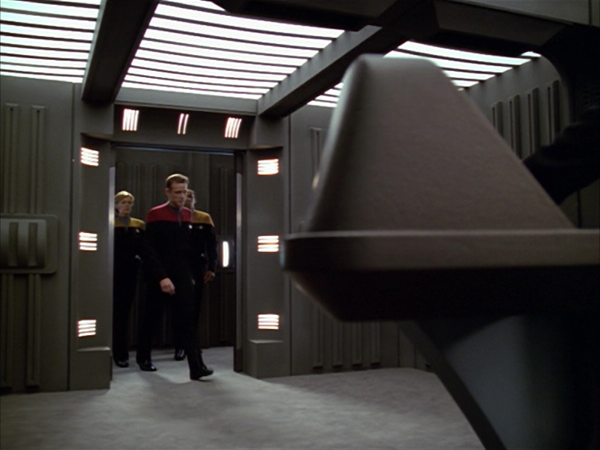 extant_StarTrek_VOY_5x09-ThirtyDays_00072.jpg