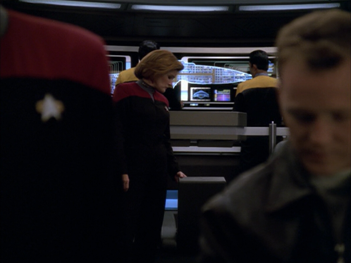 extant_StarTrek_VOY_5x09-ThirtyDays_00830.jpg