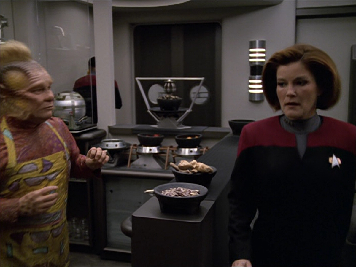 extant_StarTrek_VOY_5x12-BrideOfChaotica_01107.jpg