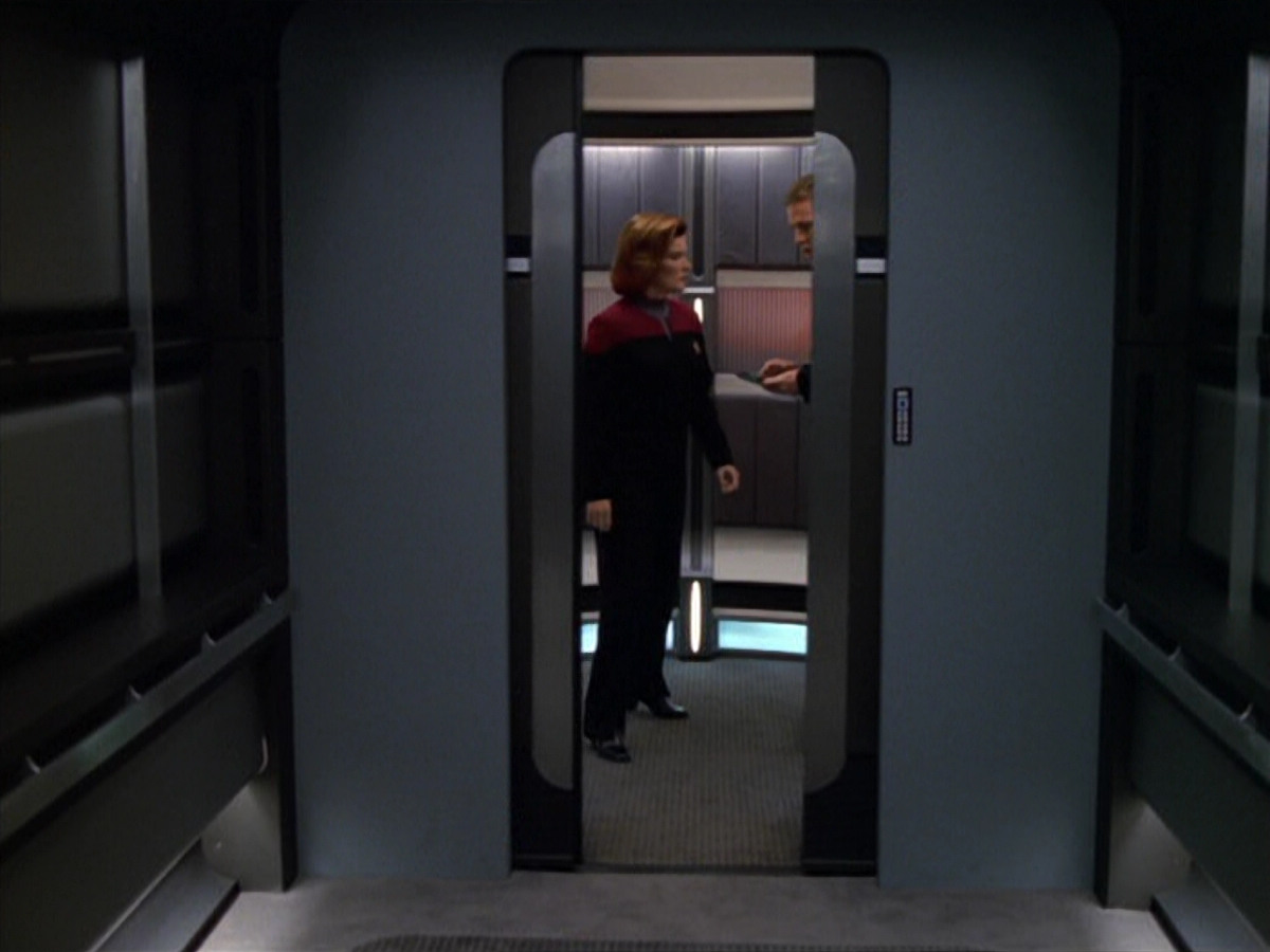extant_StarTrek_VOY_5x12-BrideOfChaotica_02322.jpg