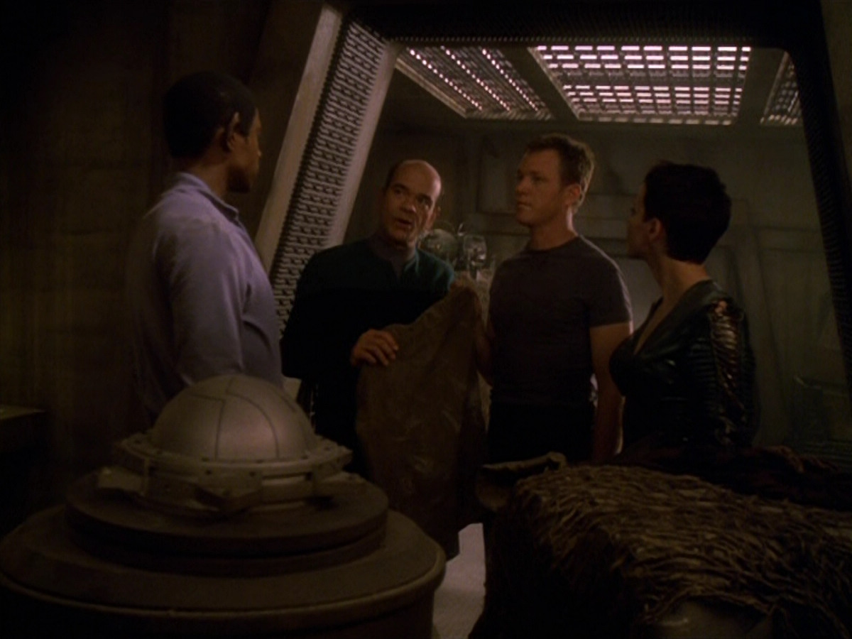 extant_StarTrek_VOY_5x13-Gravity_01385.jpg