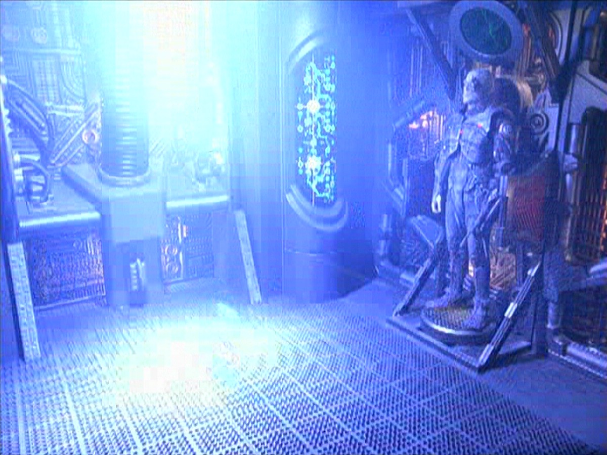 ariane179254_StarTrekVoyager_5x15_5x16_DarkFrontier_0140.jpg