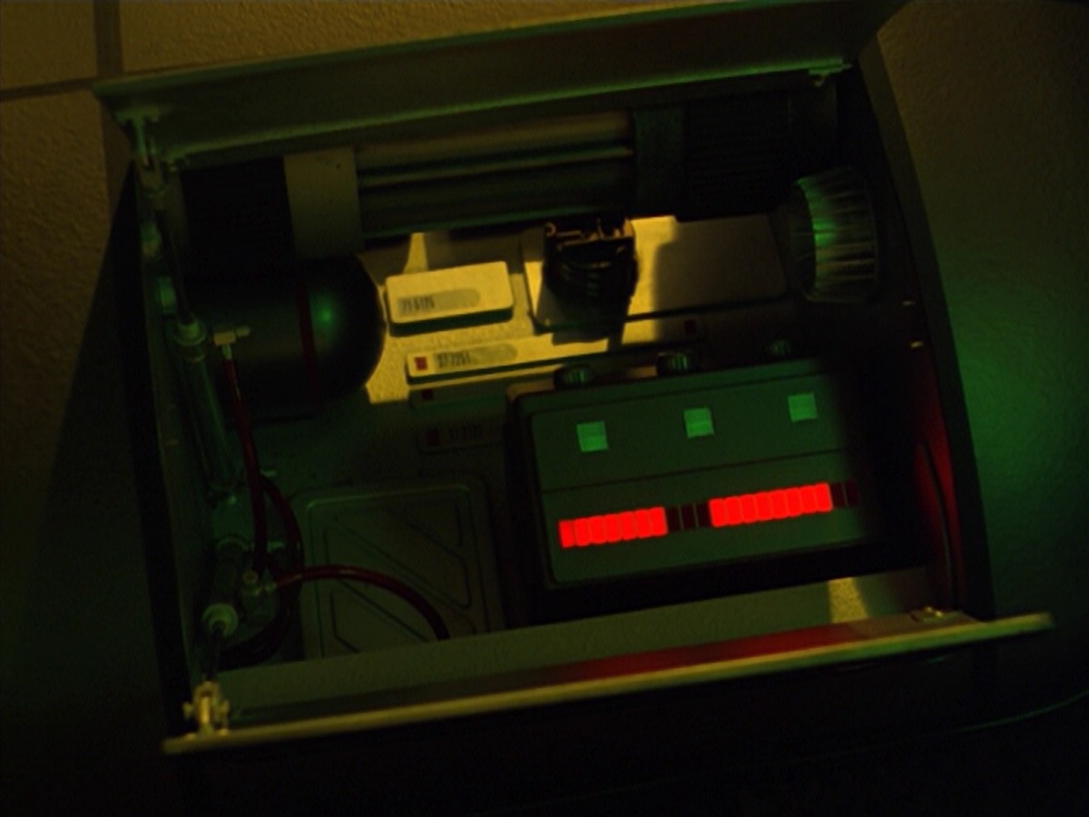 ariane179254_StarTrekVoyager_5x15_5x16_DarkFrontier_0162.jpg